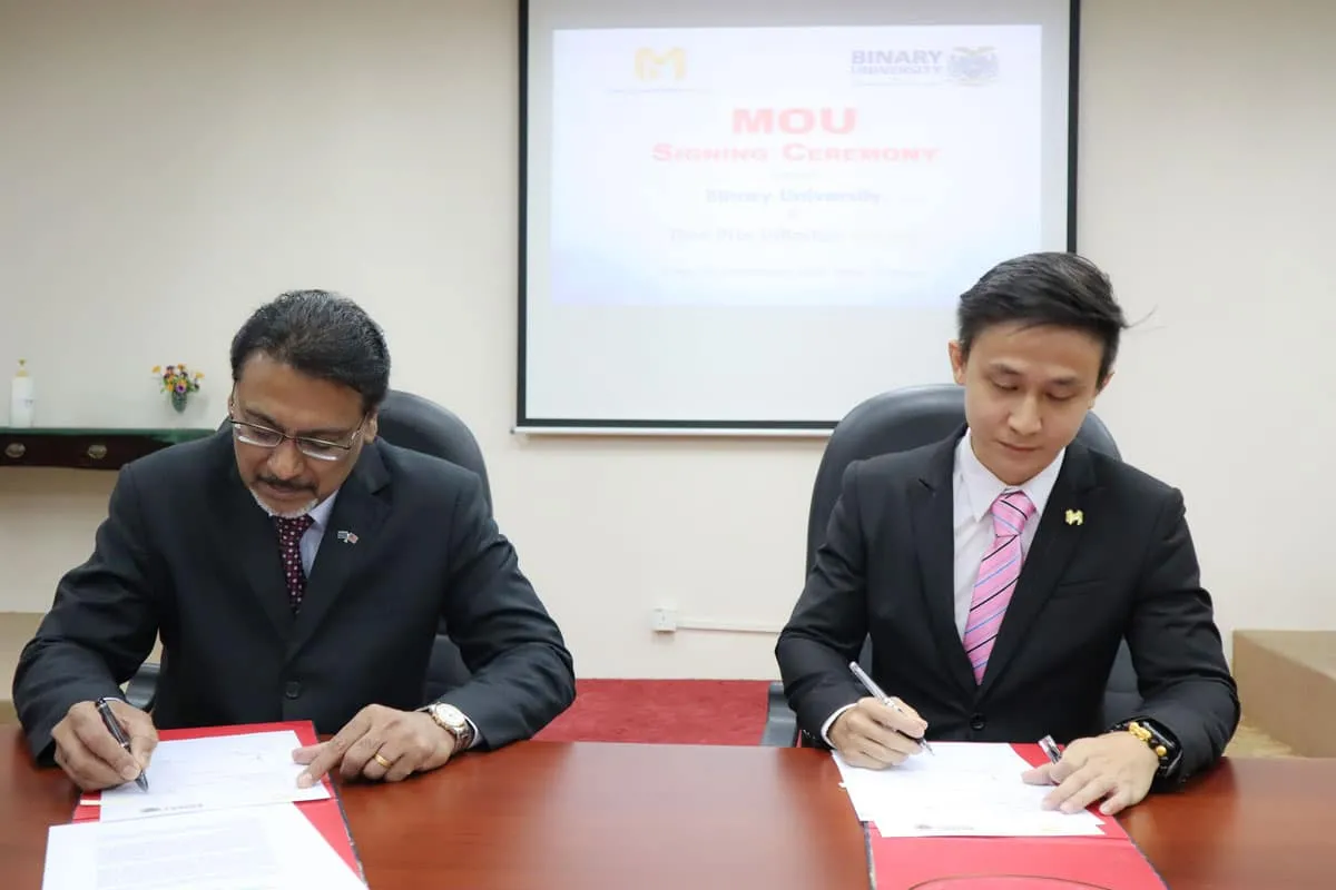 Tan Sri Dato' Professor Joseph Adaikalam and Mr. Hagenz Choo during the MoU signing between Binary University and Des Prix Infinitus Media