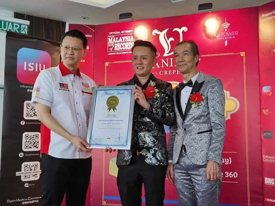 CEO Nelson Liew of Vanilla Crepe with Malaysia Book of Records certificate for Largest Mille Crepe Chain