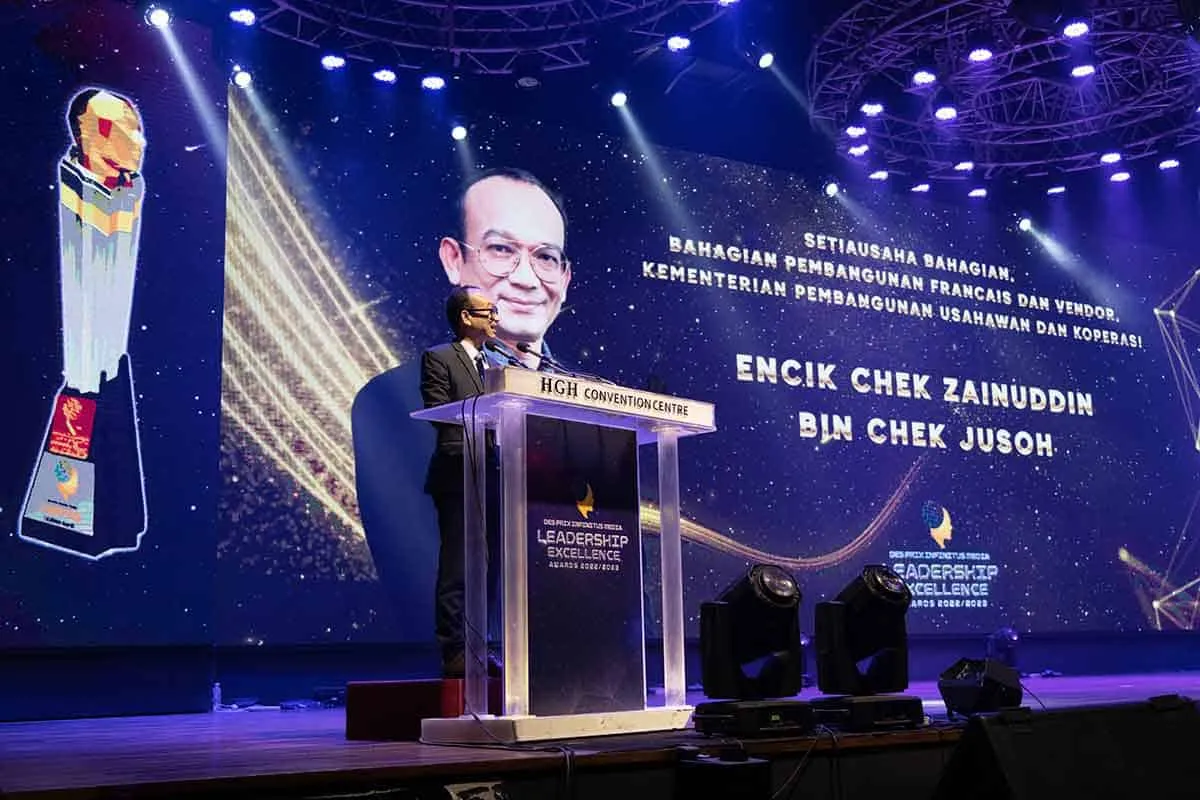 Encik Chek Zainuddin bin Chek Jusoh giving a speech