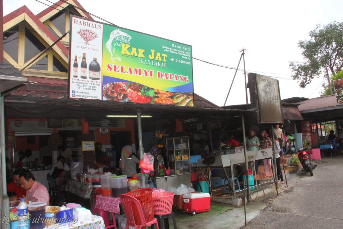 One of the many stalls at Gerai No. 3, Kak Jat rushing through the lunch crowd