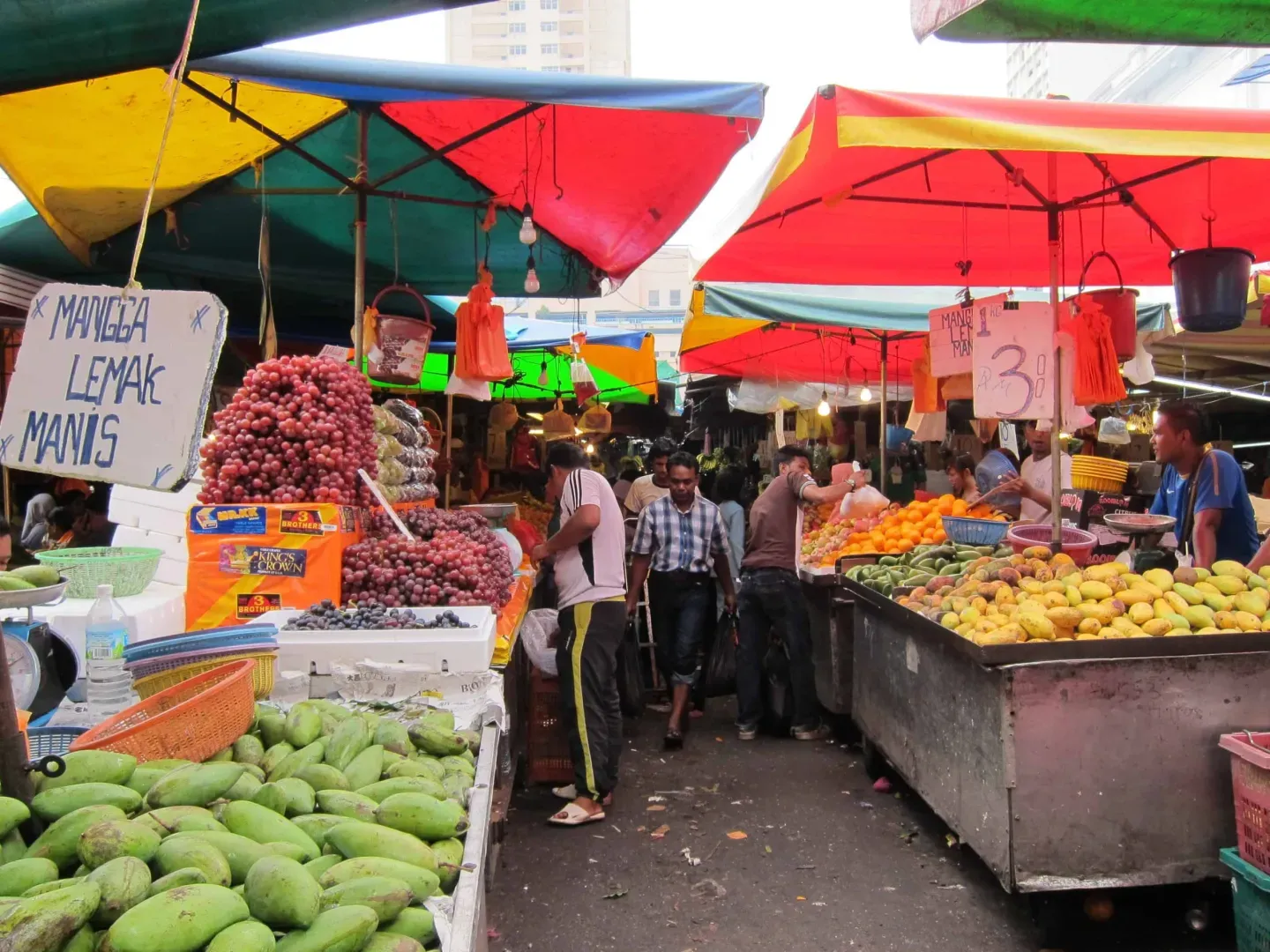 The hawkers and people sprawling through Chow Kit Market