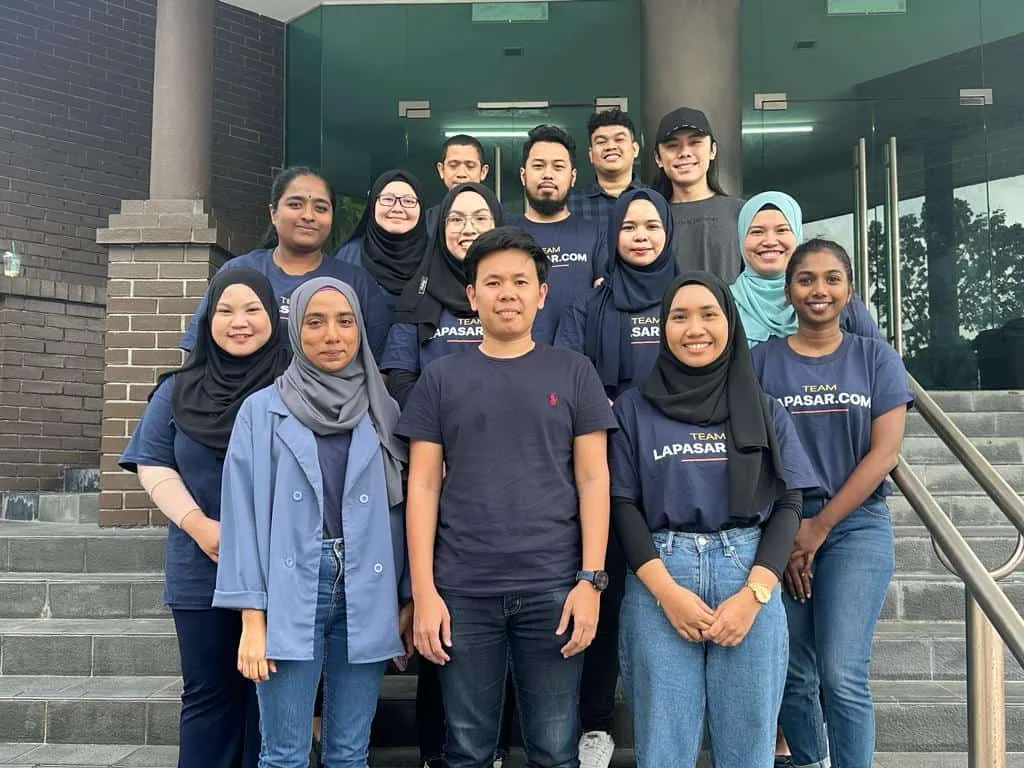 A group picture of the founder and team of Lapasar outside of their office building.