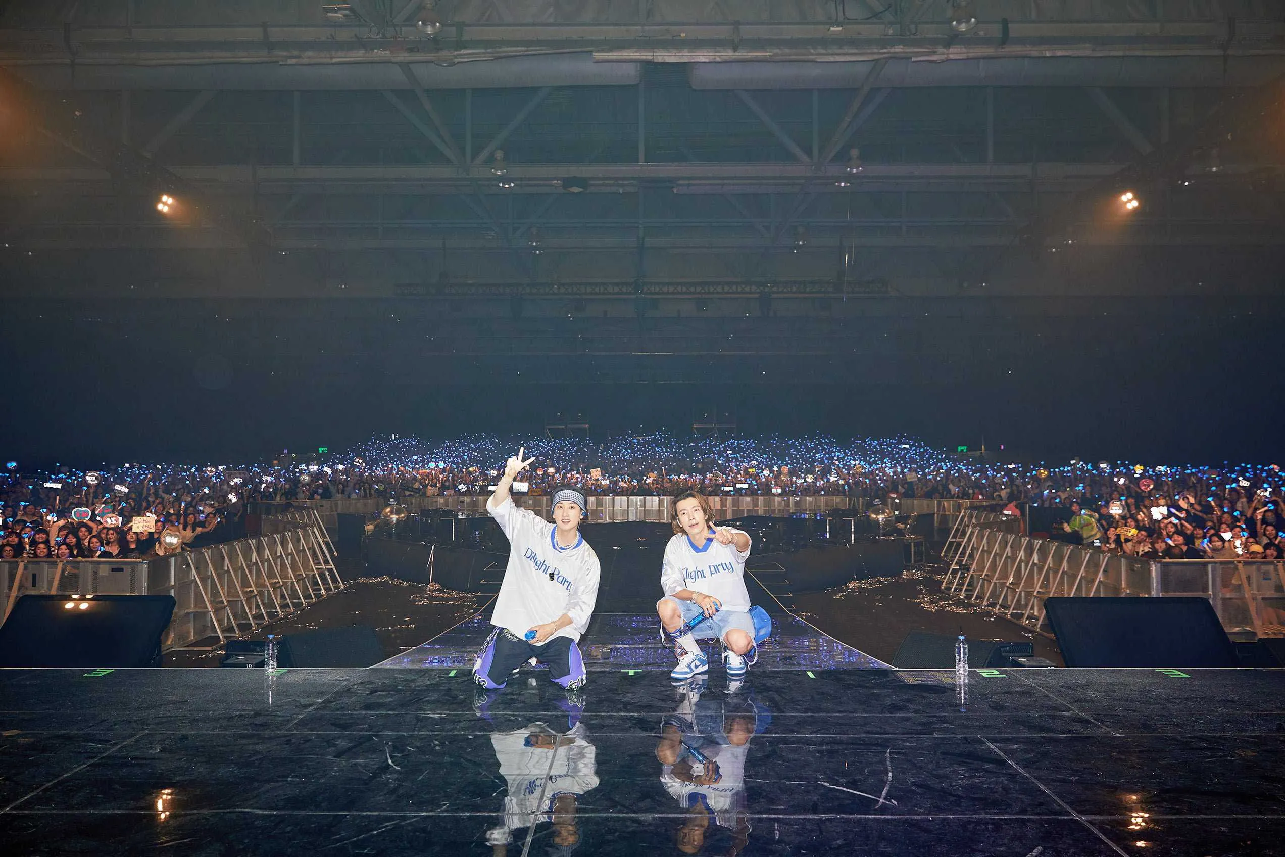 Super Junior D&E posing with their fans after a concert