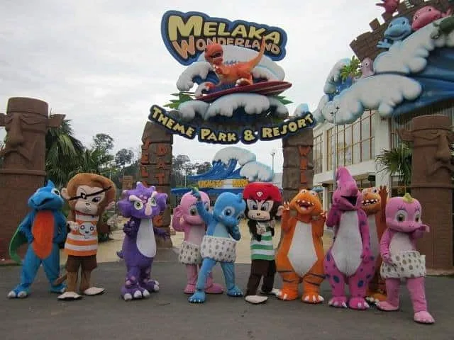A picture of the mascots of Melaka Wonderland at the entrance.