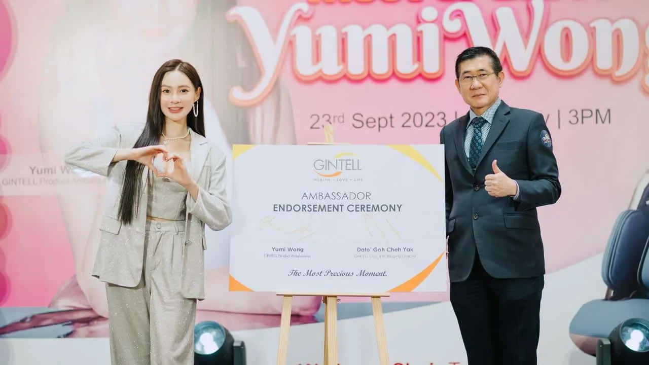 Yumi Wong at the GINTELL ambassador endorsement ceremony, standing beside with Dato' Eddie Goh (CEO of Gintell)