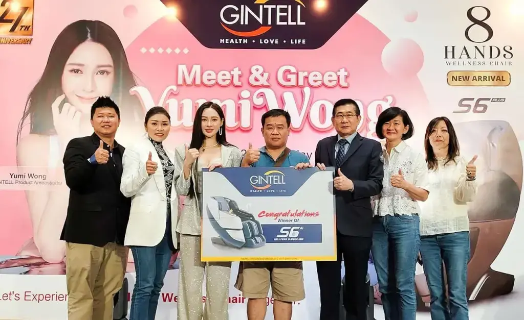 Yumi Wong and other attendees at the GINTELL Health & Fun Carnival event
