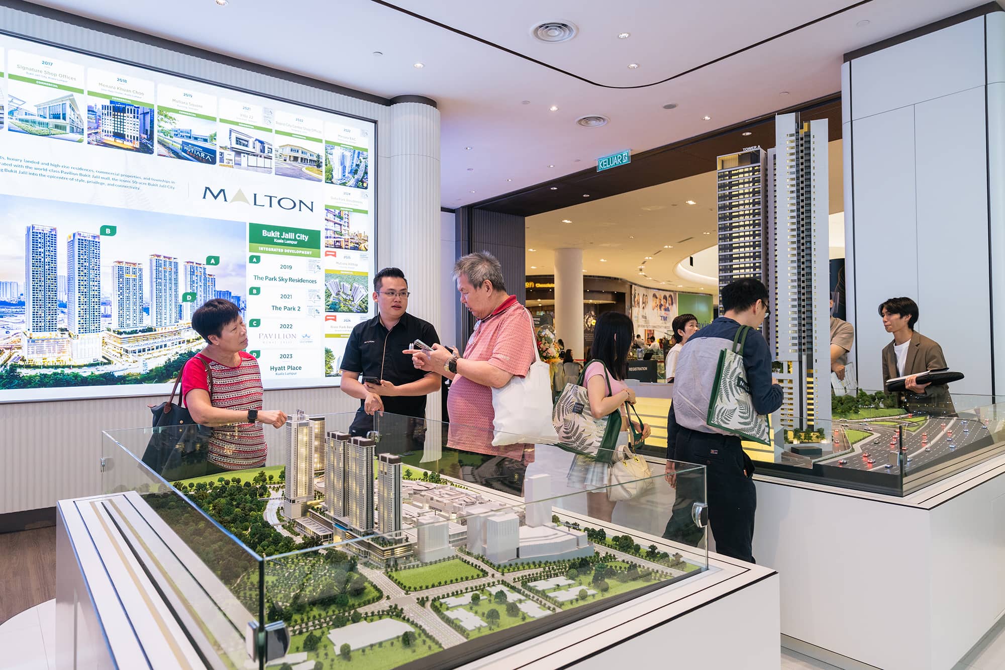 Photo 1 crowds viewing the scale model at sales gallery (1)