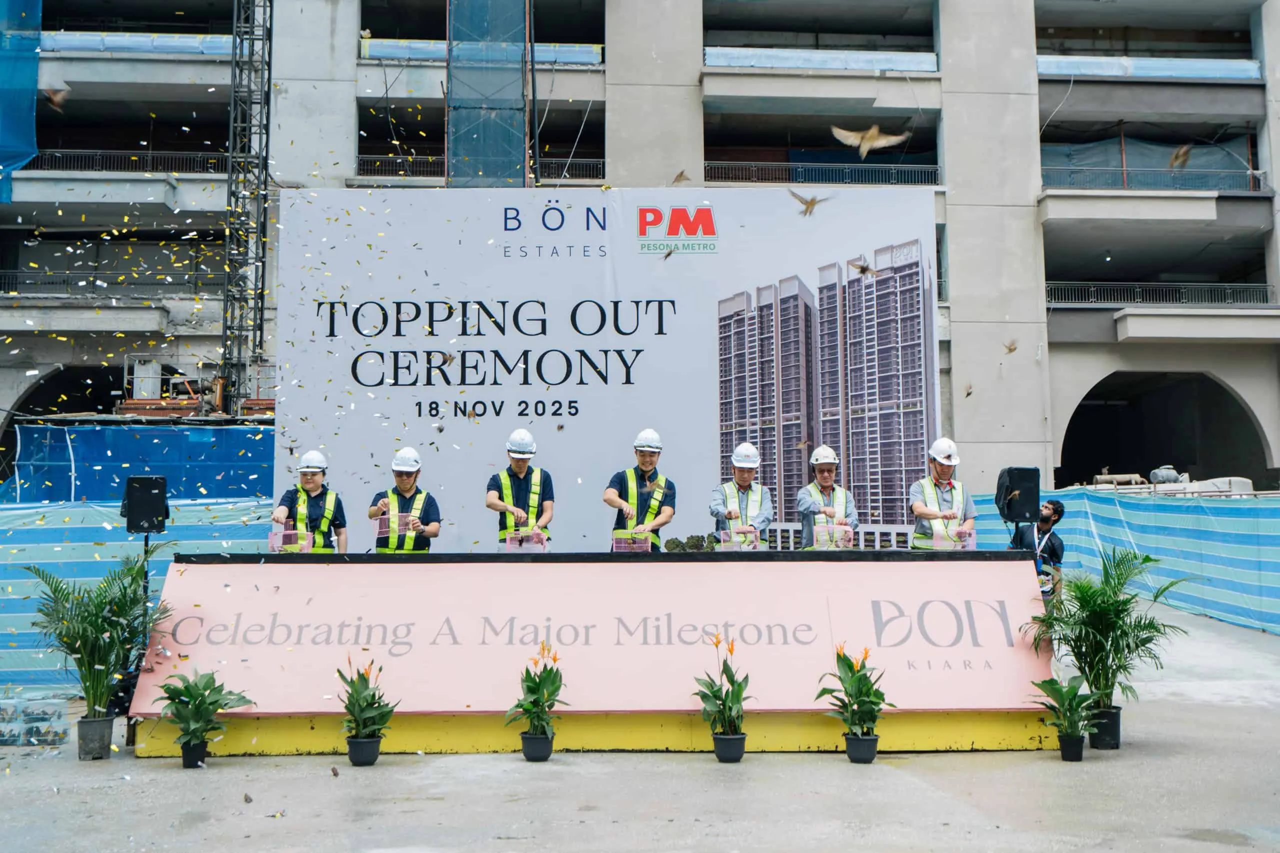 From Left to right: Bon Estates General Manager Group Marketing (Angeline Liau), Project Director (Mr Chen Swee Hoe), CEO (Mr Chan Jin-Wy), Chairman (Mr Goh Soo Sing), Pesona Metro Main Contractor Managing Director (Wie Hock Beng),General Manager(Yip Kai Weng),Project Manager (Cheng Lek Kuan)