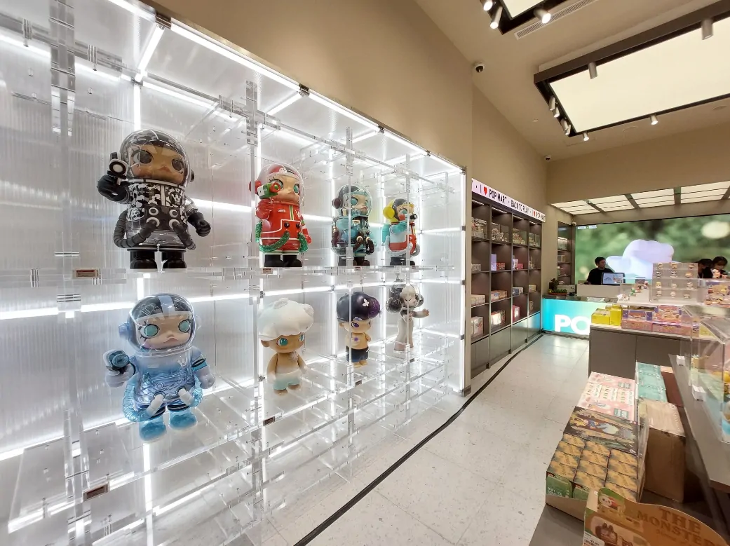 Pop Mart's large figurine